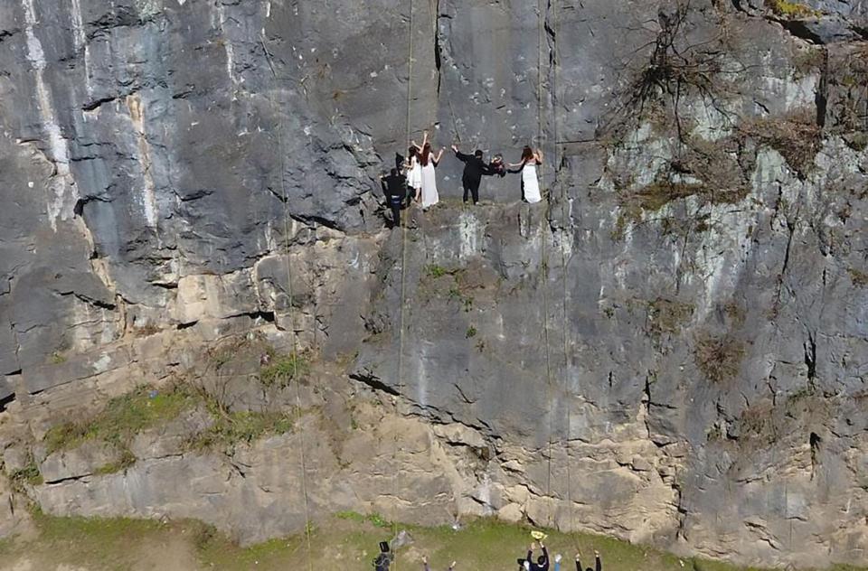 عروس و دامادهای چینی برای جنجالی شدن مراسم صخره نوردی کردند