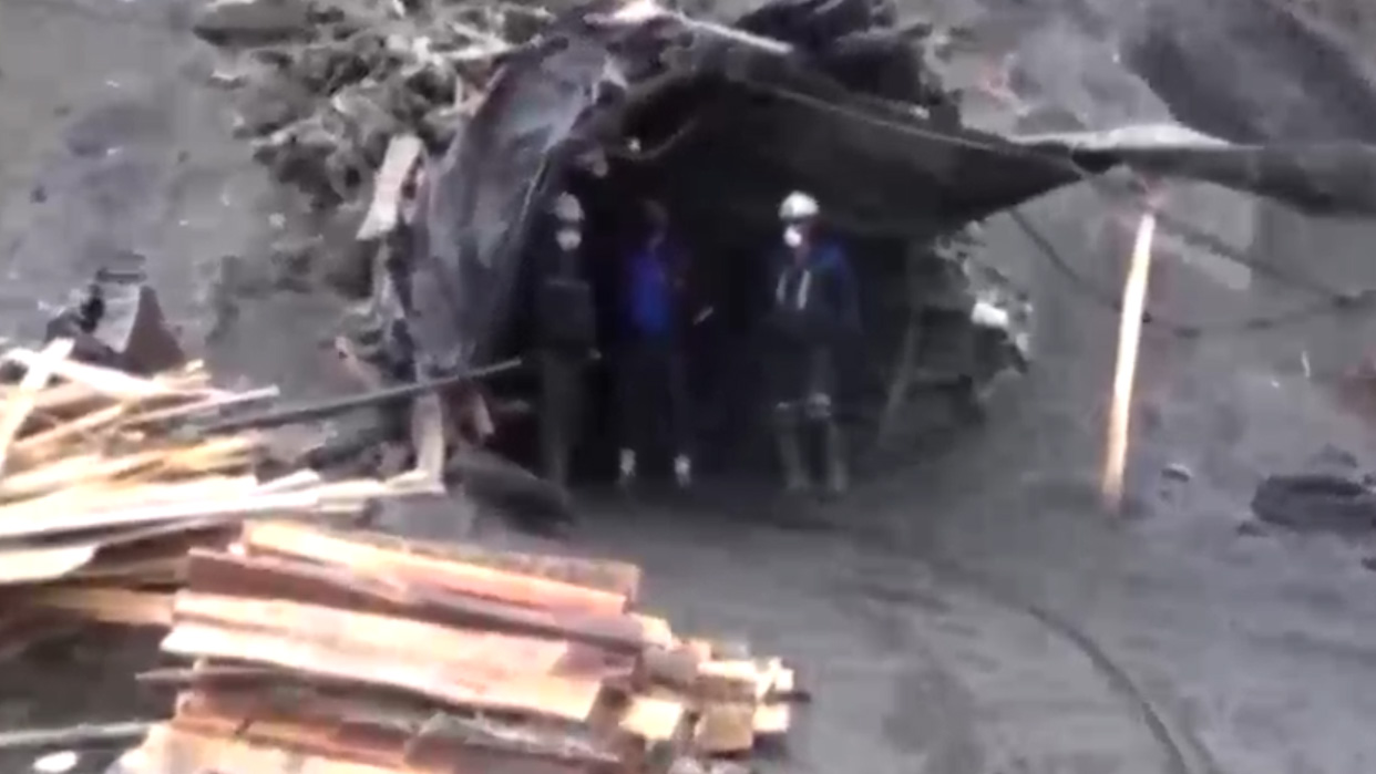 تلاش ۵ گروه امدادی برای نجات دو معدن کار محبوس در معدن طزره دامغان