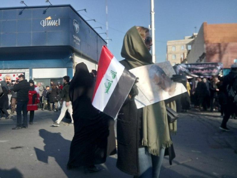 پرچم عراق در دست مردم تهران