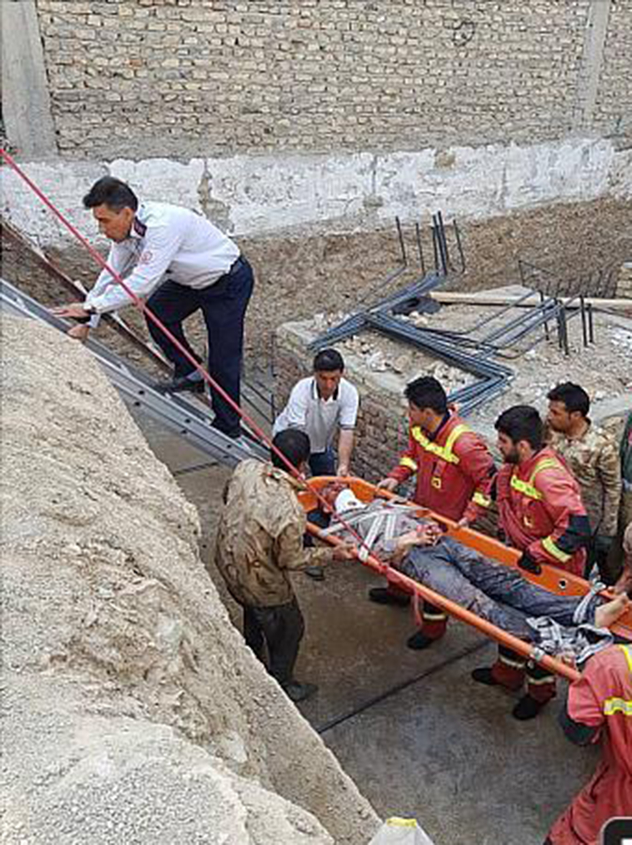 نجات دو کارگر جوان از زیر آوار
