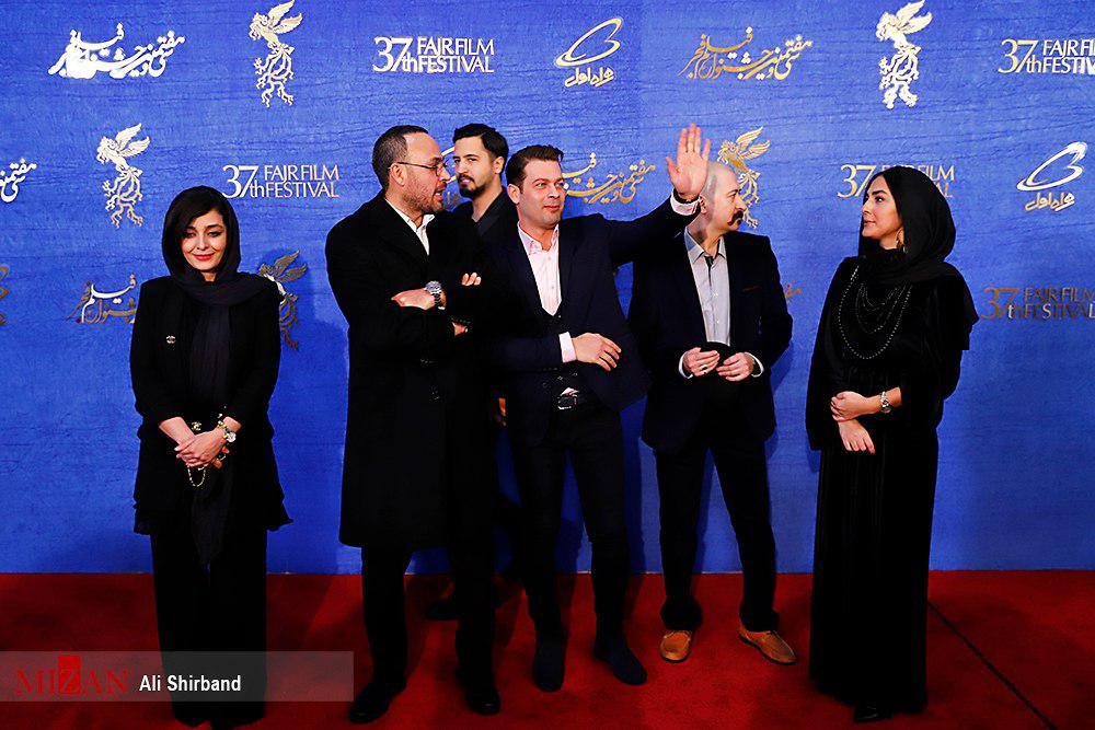 حمید فرخنژاد، ساره بیات و بازیگران «سمفونی نهم» در مراسم فرش قرمز جشنواره فجر