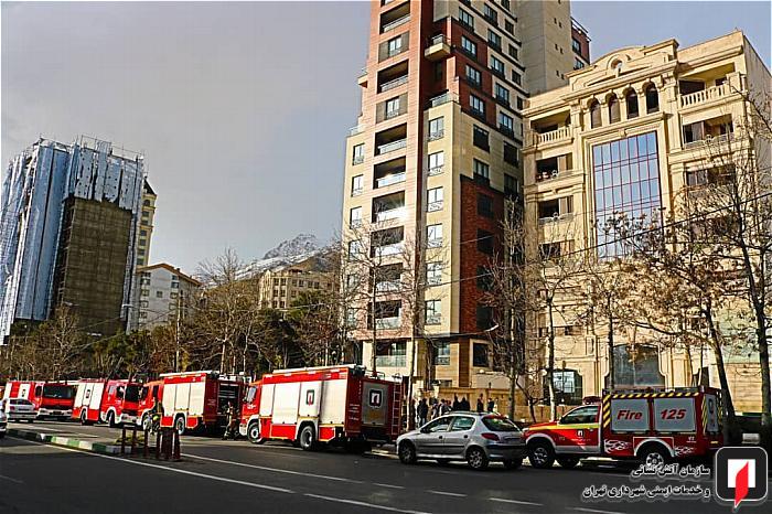 مهار آتش سوزی خودروی سواری در ساختمان مسکونی