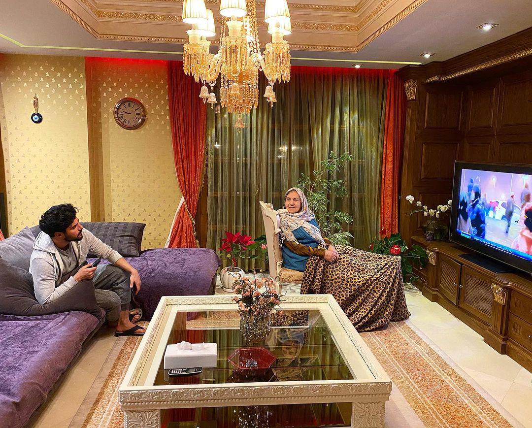  «سینا مهراد» در حال تماشای تلویزیون با مادربزرگش