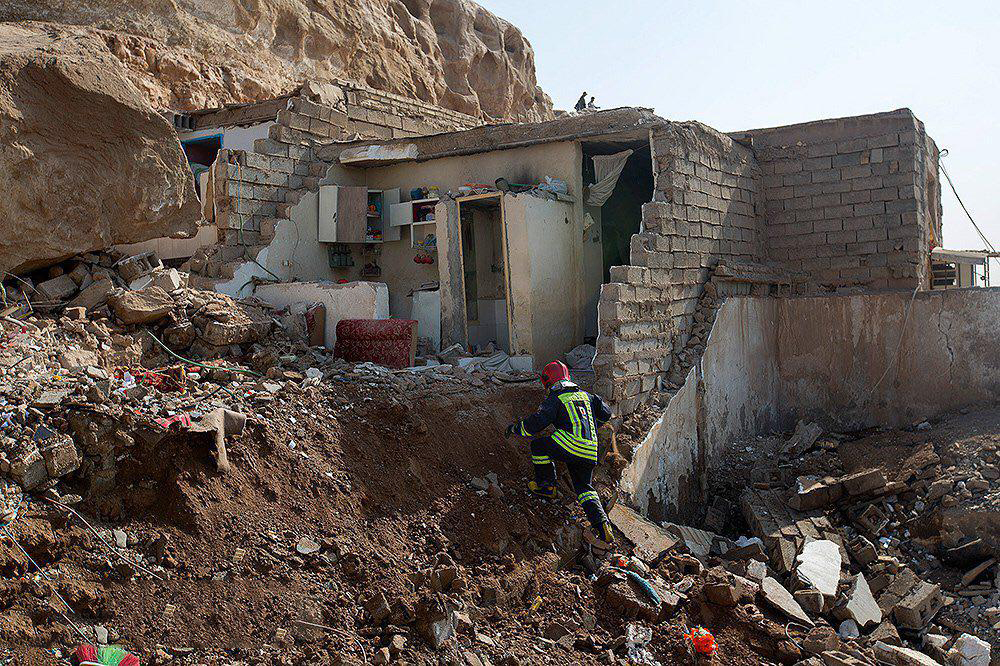 مرگ ٢ کودک در حادثه سقوط سنگ روی ٢ خانه در اهواز