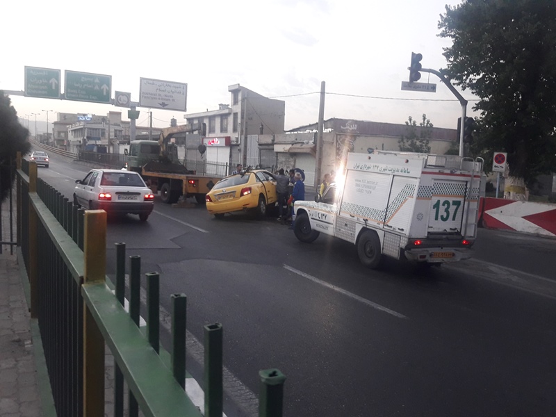 برخورد شدید تاکسی سمند با نرده های ابتدای پل بعثت