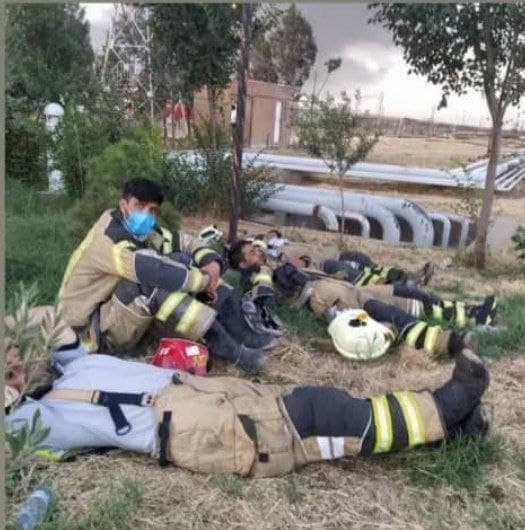 آتش نشانان در پالایشگاه نفت تهران
