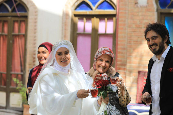 فریبا نادری با لباس عروس در کنار نیما شاهرخ شاهی / خونه یکی