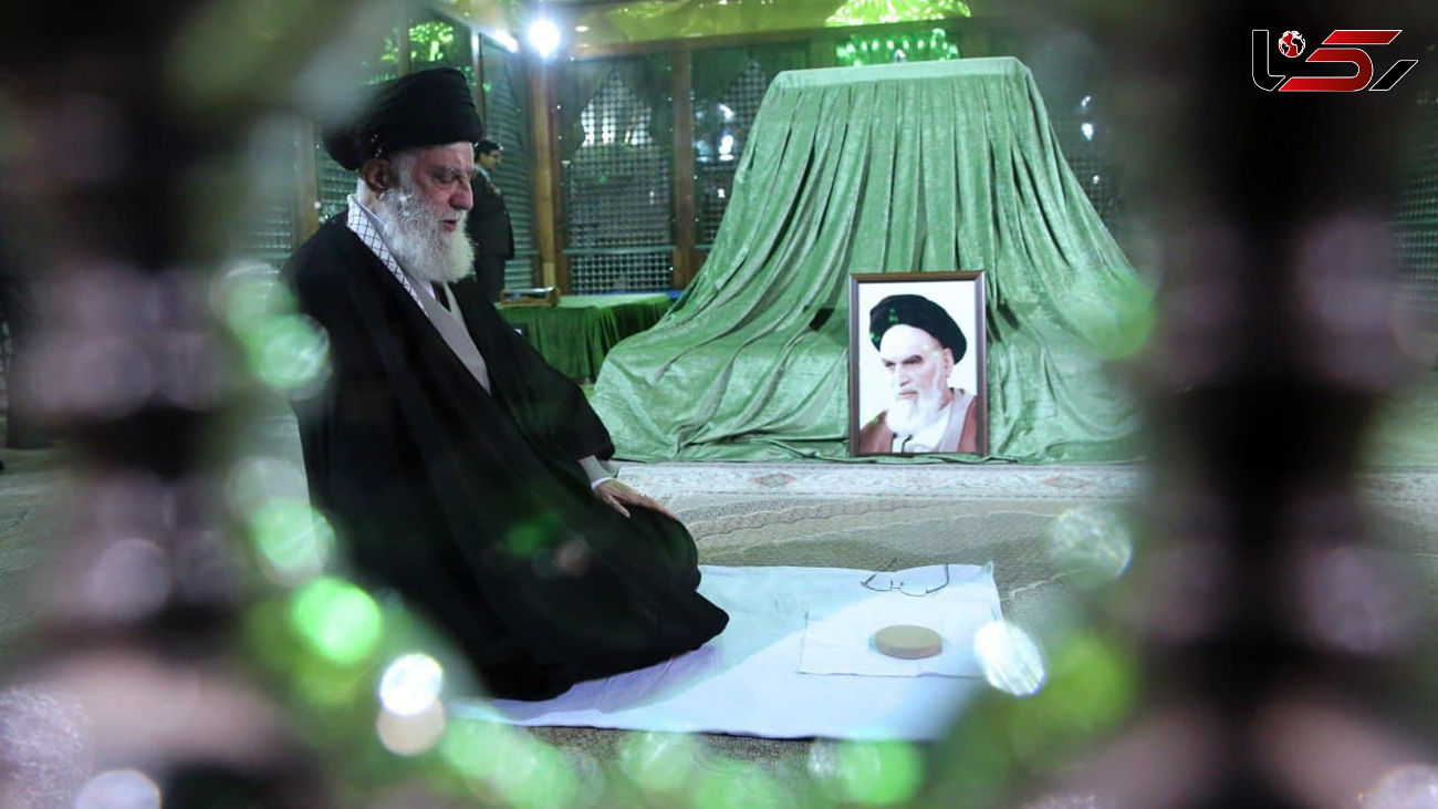 رهبر انقلاب اسلامی در مرقد امام خمینی(ره) و گلزار شهدا حضور یافتند