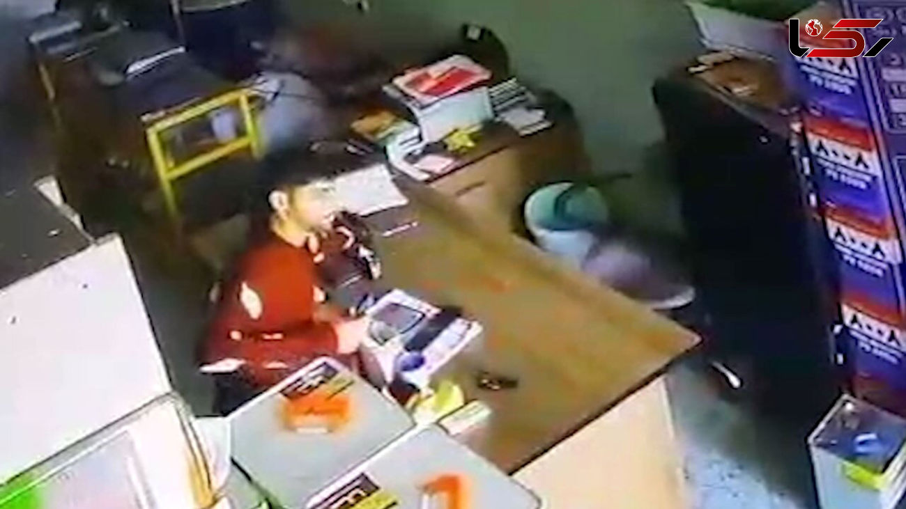 فیلم لحظه سرقت بی دردسر موبایل در قم / دزد خونسرد بود