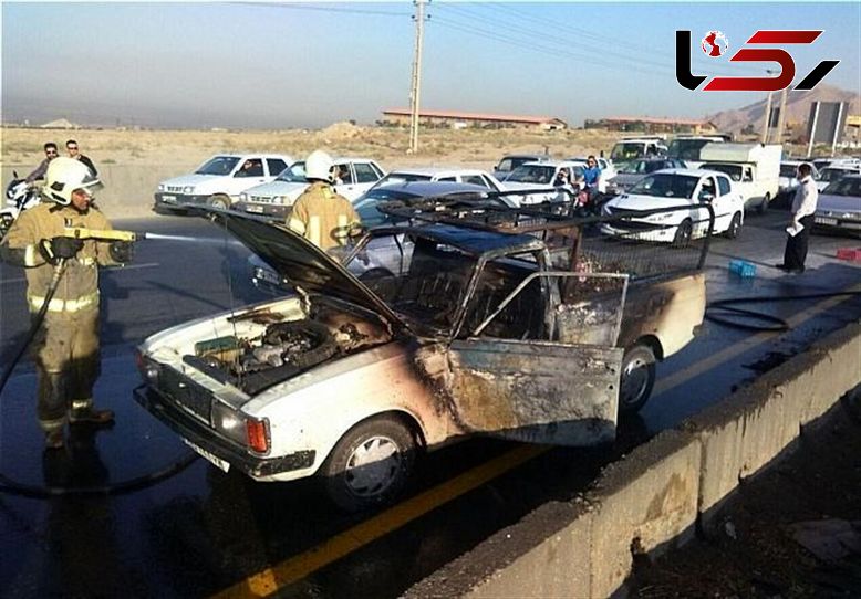 متواری شدن راننده وانت پس از واژگونی و آتشسوزی خودرو در جاده خاوران ... متواری شدن راننده وانت پس از واژگونی و آتشسوزی خودرو در جاده خاوران ...