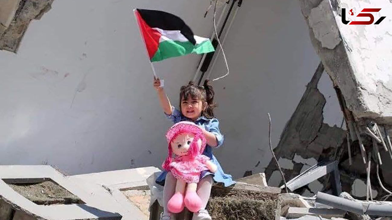 عکس عجیب از یک کودک در میان خرابه های غزه