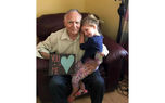 دوستی عجیب میان این دختر بچه با پیرمرد 82 ساله+عکس