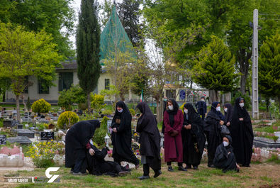 شرکت کنندگان در مراسم تشییع جنازه یک قربانی کووید-19، قائم شهر - مازندران