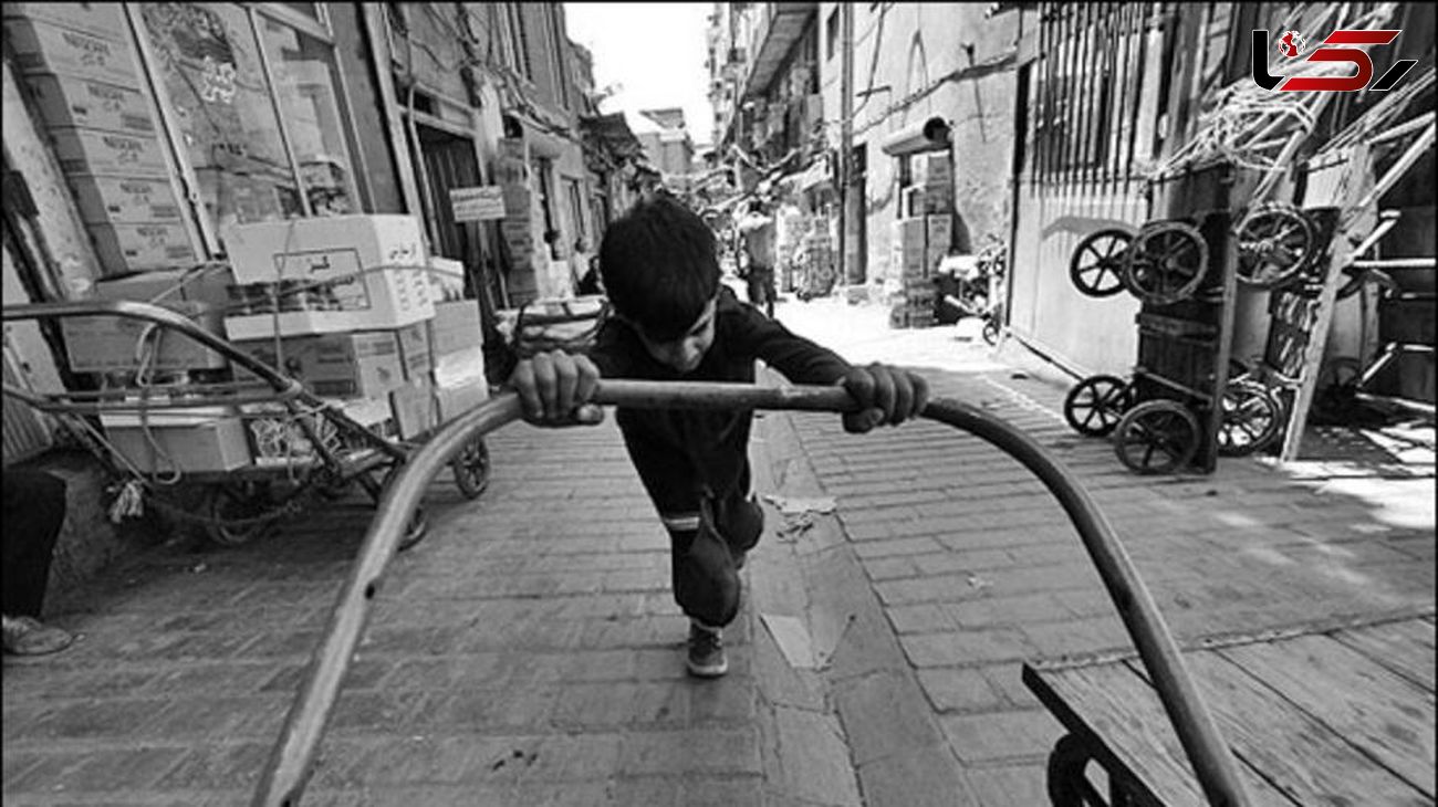 سرگردانی کودکان 5 ساله در بازار بی رحم اقتصادی / دختران کبریت فروش را بیرون از سالن تئاتر ببینید