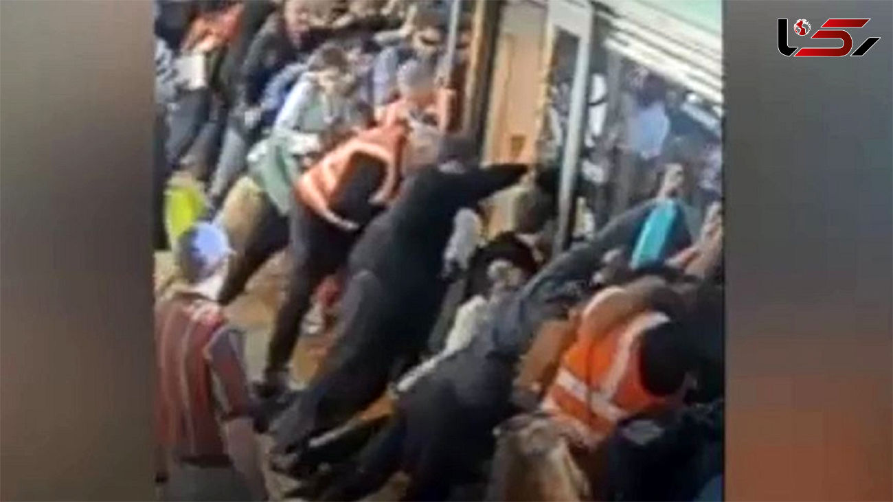 فیلم گیر کردن مسافر مترو در فاصله قطار تا سکو 
