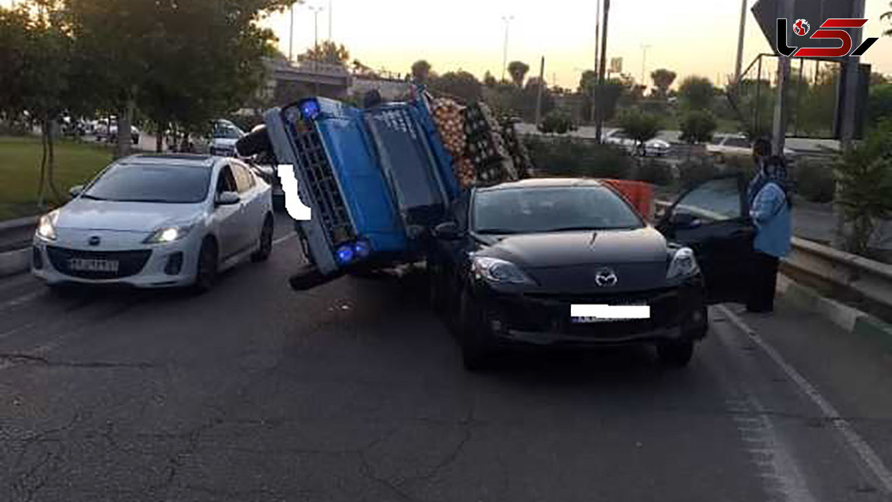 عکس های واژگونی وانت نیسان با بار میوه بر روی مزدا 3 در تهران