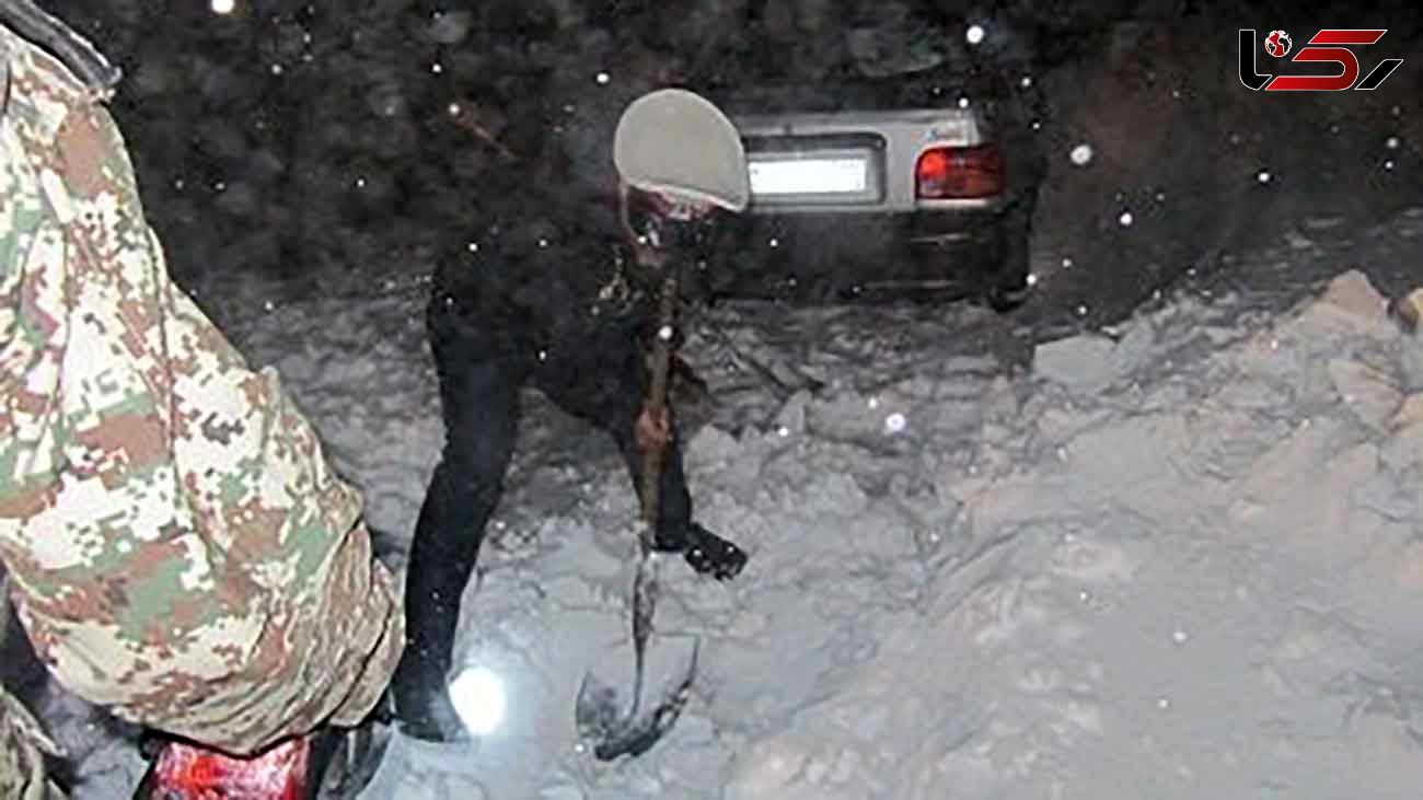 عکس لحظه نجات زن و مرد طالقانی در کولاک 